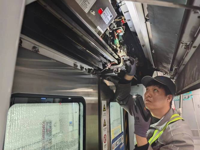 走近城市地下工种地铁检修工:深夜里,“轨道医生”护航城市“动脉”