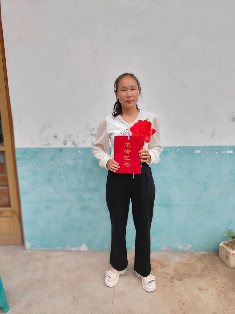 安徽一小学给“学习标兵”发活鸡作为奖品 家长评论“接地气”