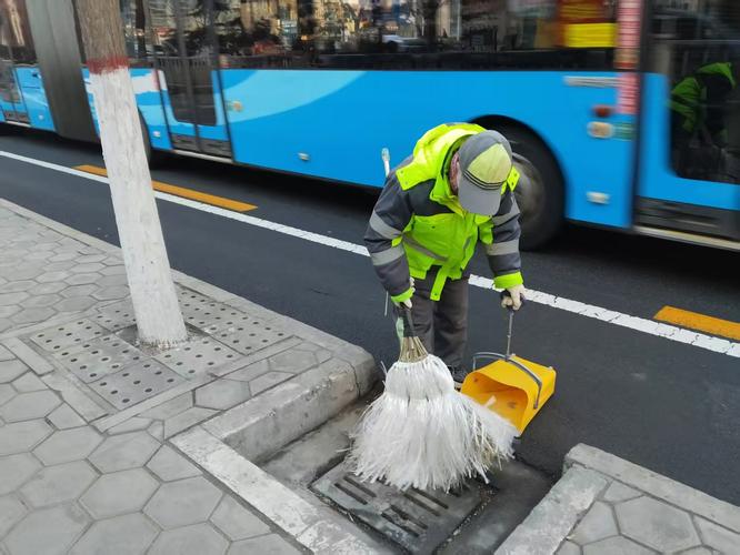 城管环卫 守护市容环境“不打烊”