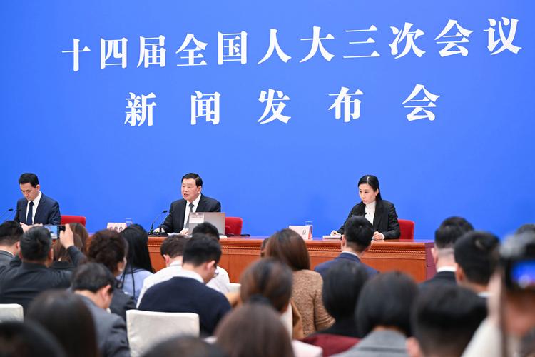 全国人大新闻发布会:中国总体保持国防支出合理稳定增长