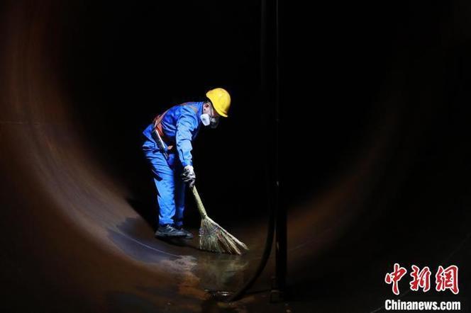 高温蒸洗、入罐检修、仪器测爆 铁路罐车“洗澡”Vlog来了