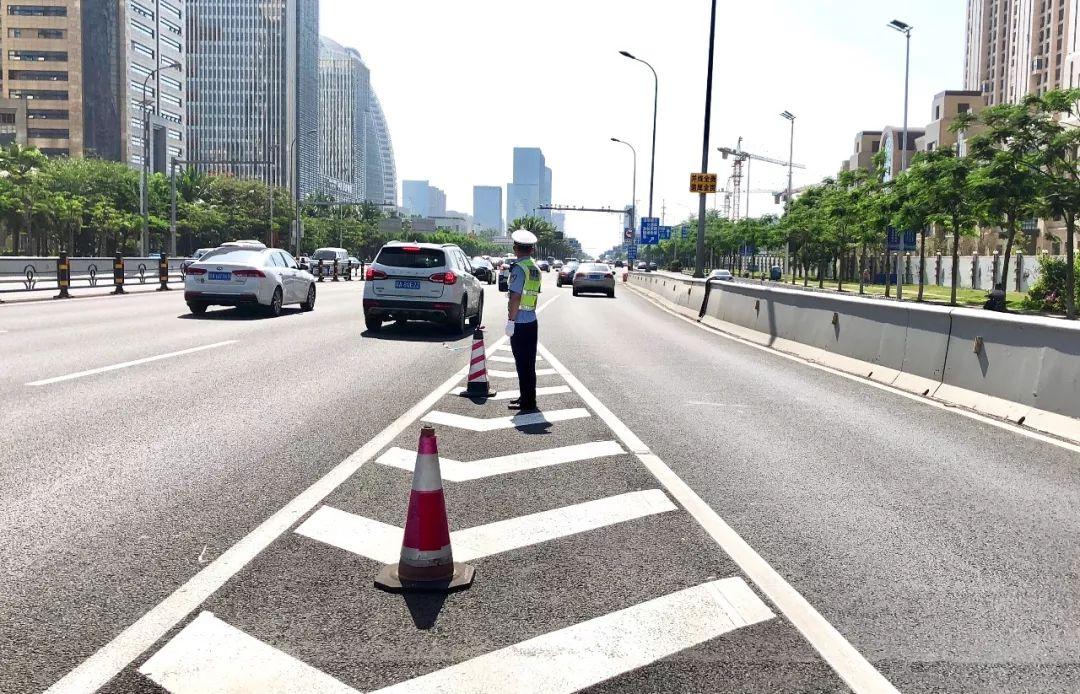 海口两合流路口设“拉链式”交替通行 交警告诉你怎么走→