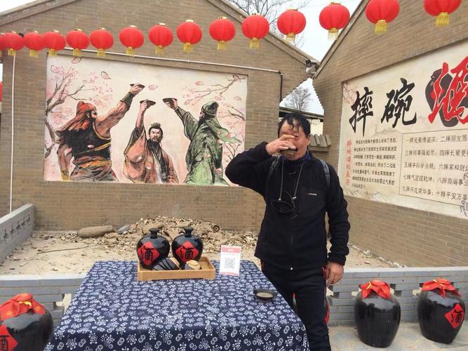 打糍粑喝摔碗酒 外国友人江西上高体验水酒文化