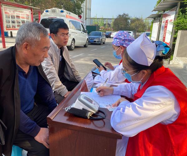 为居民群众进行义诊