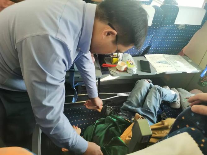 男子候车时突发腹痛几近倒地,怀化麻阳铁警火速救人