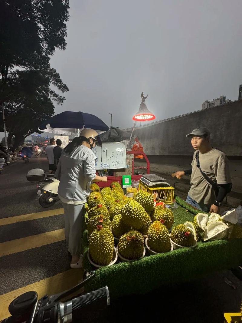 交警摆摊卖榴莲?背后原因好暖心