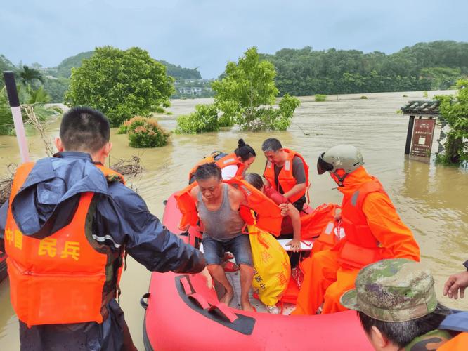 海南琼海多地被淹 消防紧急驰援